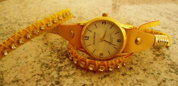 Relógio com pulseira de strass